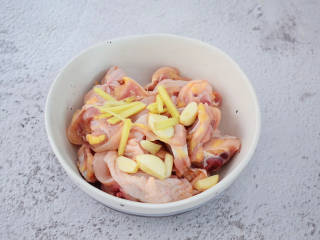 姜葱冬菇蒸滑鸡,加入姜和蒜片