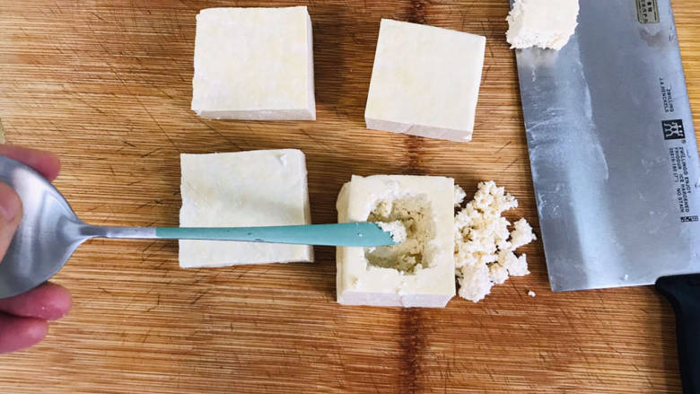 煎酿豆腐,豆腐切成四四方方的豆腐块，用勺子一头挖出空心