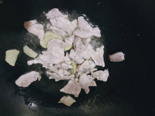 香菇肉片煲,倒入肉片，炒至变白