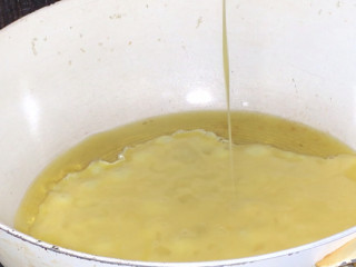 青椒鸡蛋拌海带面,再起锅热油，放入蛋液，煎至凝固成块