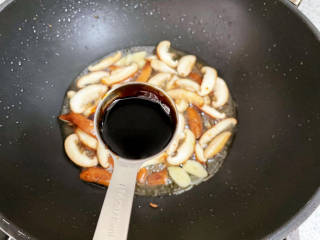 香菇肉片煲,加入1勺生抽