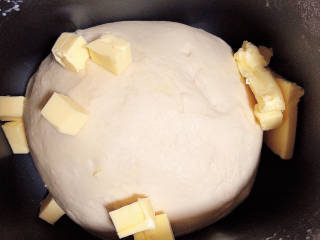 红糖面包,将面团揉至光滑即可。加入黄油，继续揉面。
