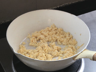 水晶饺子,起锅热油，倒入蛋液，用筷子迅速炒散成蛋碎至熟