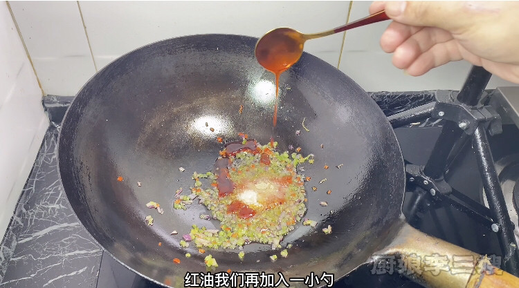 外焦里嫩的海苔豆腐卷儿制作方法,加入两小勺红油