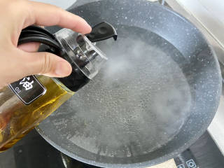 油泼鱼➕葱香浓郁油泼鱼片,来准备配菜，坐锅烧水，水开加一茶匙食盐，几滴食用油
