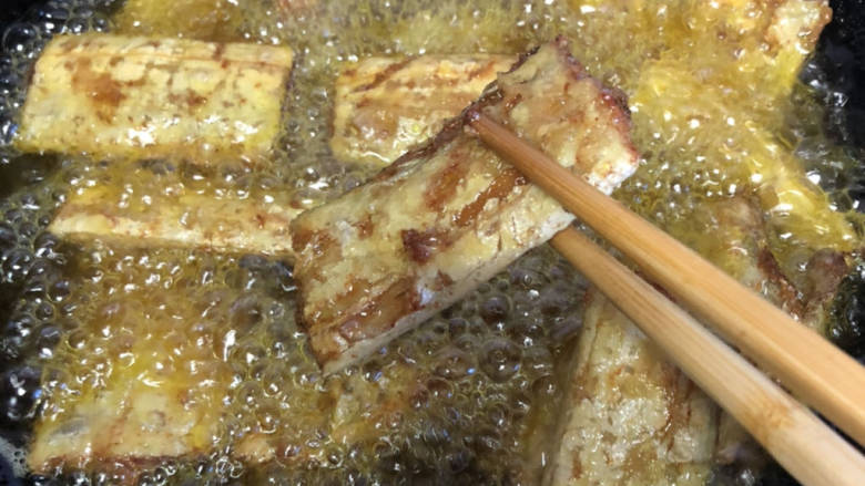 椒盐带鱼,炸至两面金黄即可
注意控制油温，温度太高表皮黄了以后，里面并没有熟，刚下锅的带鱼不要翻动，很容易碎，表皮炸的稍微变色再轻轻翻动。