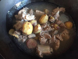 板栗排骨煲,压好的排骨连汤汁一起倒入炒锅中，下入板栗