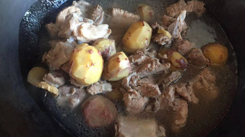 板栗排骨煲,压好的排骨连汤汁一起倒入炒锅中，下入板栗