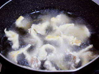 酥炸蘑菇,锅中倒入适量的食用油烧至六成热时放入鲜蘑炸至淡黄色