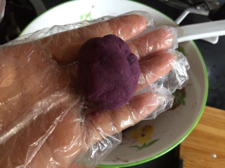 冰皮月饼,紫薯也做成均匀的剂子