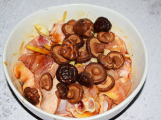 姜葱冬菇蒸滑鸡,加入泡好的香菇