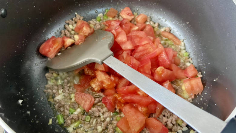 酸汤粉➕肉末酸汤米粉,加入番茄块，中小火煸炒出较多的番茄红汁，大概两分钟