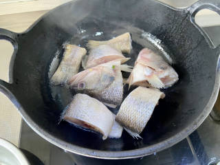 鲈鱼炖豆腐➕川味鲈鱼炖豆花,鱼块擦干净表面水分，热锅后加入适量食用油，油热，加入鱼块，中火煎制