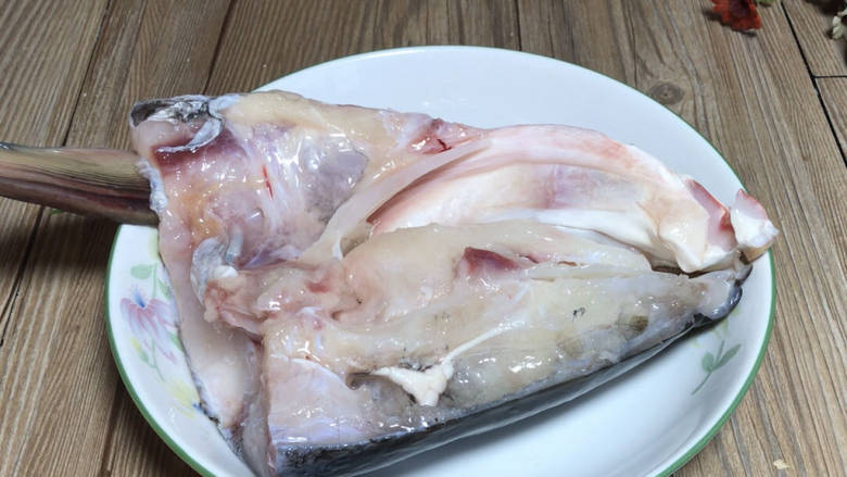鱼头炖汤,将腌制好的鱼头再洗净，切下半个鱼头，沥水备用
