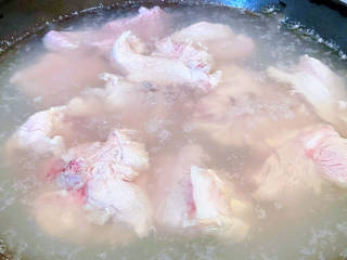 茭白茄子焖肉,排骨放入开水中焯水断生去除多余的油脂和杂质
