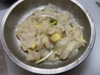 油泼鱼➕葱香浓郁油泼鱼片,抓匀上浆腌制10分钟
