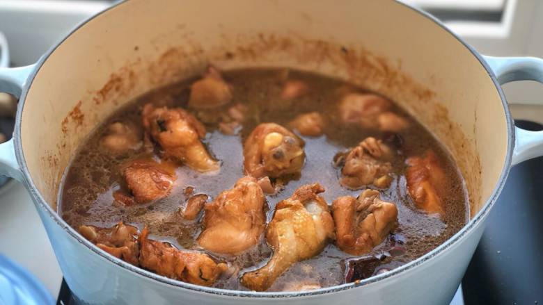 土豆香菇焖鸡,加入泡发香菇的水与锅中食材持平，加盖大火煮沸后转小火焖炖十分钟，加入香菇、土豆和胡萝卜再炖十分钟。