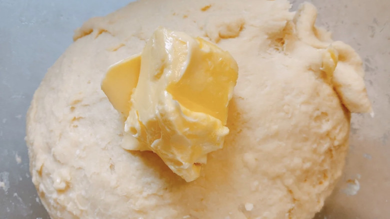 淡奶油小餐包,加入黄油，黄油可以分几次一点一点加入。