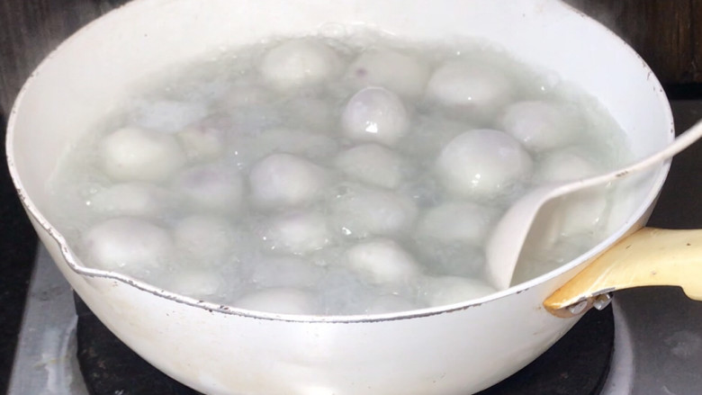 紫薯桂花汤圆,2分钟后打开锅盖，汤圆浮在水面即可，用汤勺轻轻的推均匀