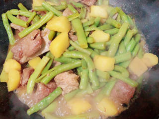 排骨土豆炖豆角,收汁即可出锅了。