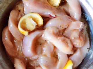 柠檬鸡柳,倒入油拌匀，腌制1小时。