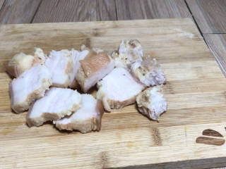 猪肉烧板栗,煮好的猪肉捞出，切成适合的块