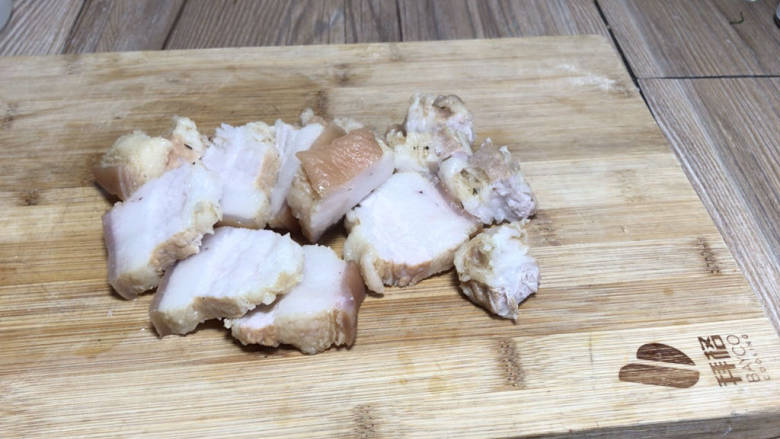 猪肉烧板栗,煮好的猪肉捞出，切成适合的块