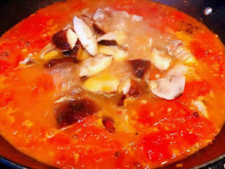 番茄烧排骨,添加适量清水倒入一品鲜酱油、糖放入香菇同时放入花椒和八角大火烧起来