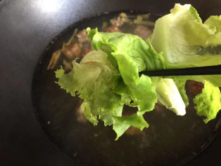 牛肉丸子汤,下入生菜