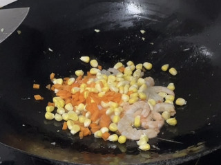 玉米虾仁蛋炒饭,再加入玉米粒，胡萝卜丁