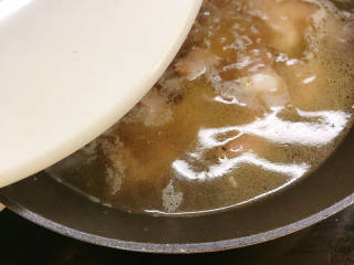排骨土豆炖豆角,盖上锅盖，大火烧开后转中火烧20分钟