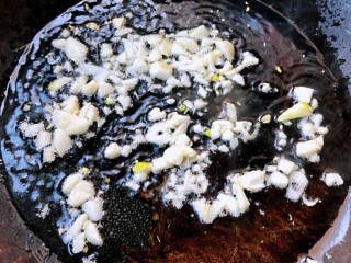 虾滑汤,锅中倒入底油加热放入蒜粒爆香