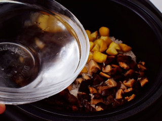 香菇板栗焖饭,加入纯净水，水量跟米齐平即可