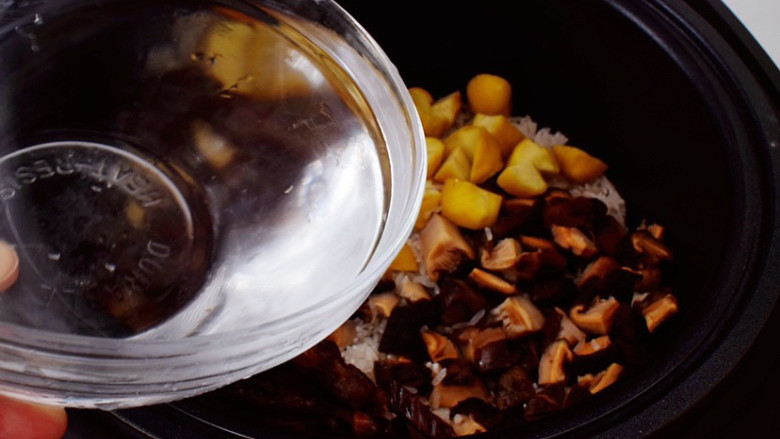 香菇板栗焖饭,加入纯净水，水量跟米齐平即可