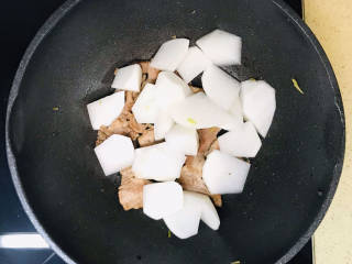 白萝卜炖猪肉,加入白萝卜块翻炒