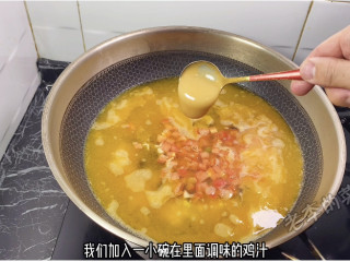 暖心又暖胃的什锦黄金汤教程,把所有的配料放入锅中加入一勺鸡汁