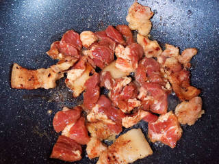 白萝卜炖猪肉,加入剩余的梅花肉，炒至变色。