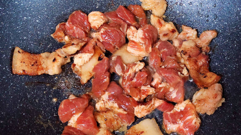 白萝卜炖猪肉,加入剩余的梅花肉，炒至变色。