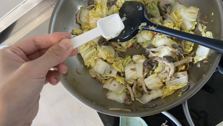 白菜炒蘑菇,尝下咸淡，根据自己的口味添加少许食盐翻炒均匀
