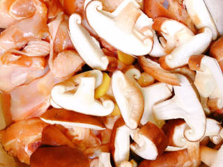 姜葱冬菇蒸滑鸡,放入香菇