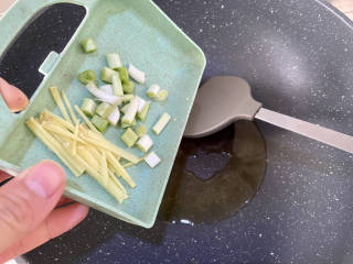 虾滑汤➕番茄白玉菇虾滑汤,开始烹饪：热锅凉油，下姜丝葱白，中火煸香