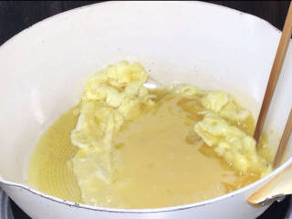 玉米虾仁蛋炒饭,再起锅热油，倒入蛋液，炒熟成小块，捞出备用