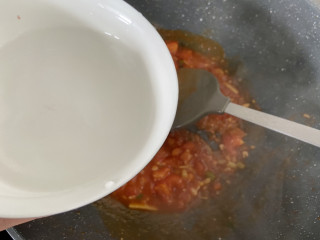 茄汁黄鱼➕茄汁小黄鱼,加入一碗清水煮开