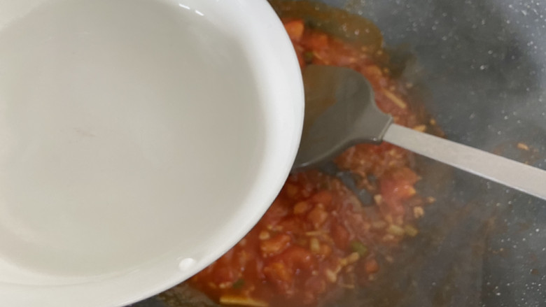 茄汁黄鱼➕茄汁小黄鱼,加入一碗清水煮开