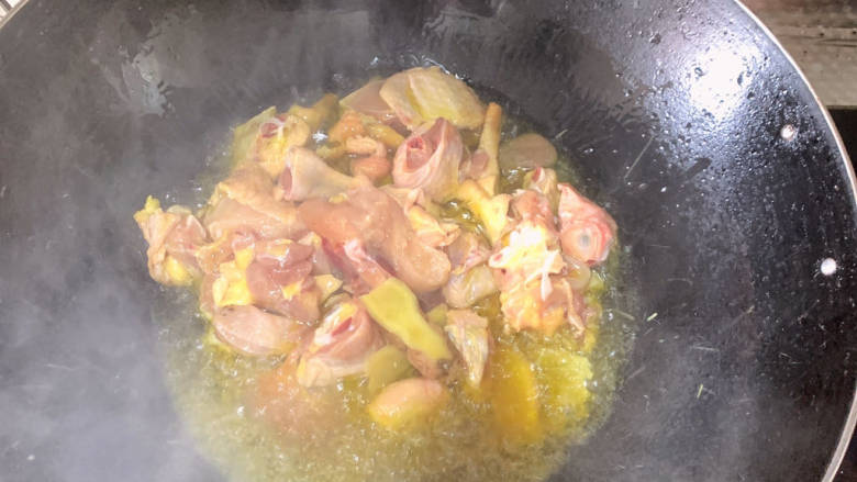 芋儿鸡家庭版,起锅倒菜油，油温7成倒入洗好的鸡块、姜