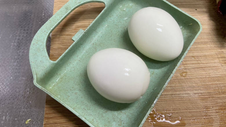 益母草鸡蛋汤,鸡蛋凉水浸泡后剥壳