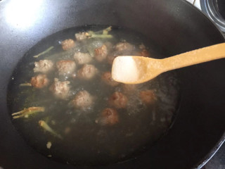 牛肉丸子汤,煮开后，加入适量盐