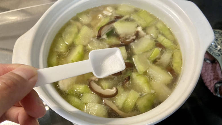 冬瓜瘦肉汤➕冬瓜香菇鸡肉汤,尝下咸淡，根据自己口味添加少许食盐调味