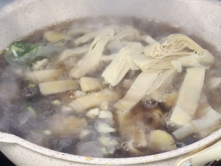 三圆锅,加入丸类和豆腐皮，煮沸至豆腐皮软绵