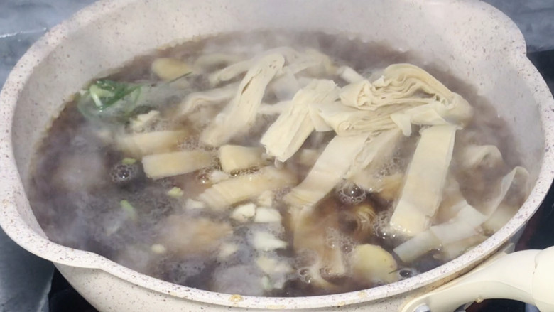 三圆锅,加入丸类和豆腐皮，煮沸至豆腐皮软绵